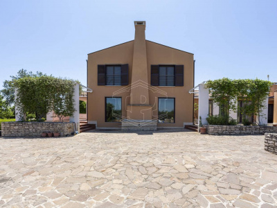 Villa con piscina sita in Viale Dei Gerani 3 - Corato (BA)
