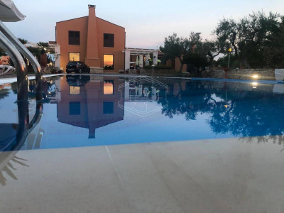 Villa con piscina sita in Viale Dei Gerani 3 - Corato (BA)