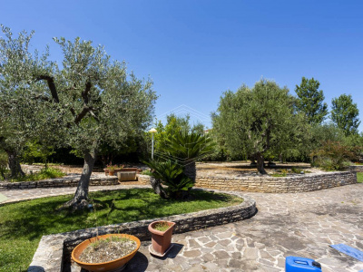 Villa con piscina sita in Viale Dei Gerani 3 - Corato (BA)