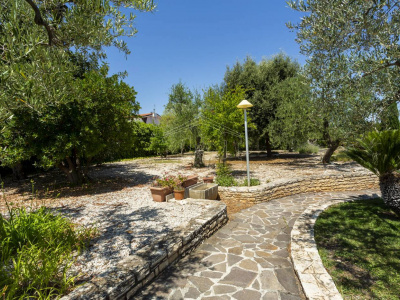 Villa con piscina sita in Viale Dei Gerani 3 - Corato (BA)