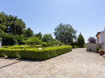 Villa con piscina sita in Viale Dei Gerani 3 - Corato (BA)