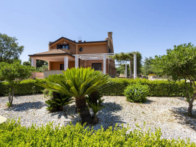 Villa con piscina sita in Viale Dei Gerani 3 - Corato (BA)