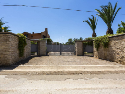Villa con piscina sita in Viale Dei Gerani 3 - Corato (BA)