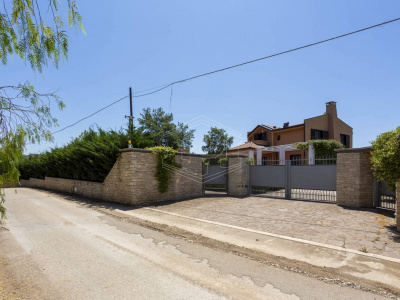 Villa con piscina sita in Viale Dei Gerani 3 - Corato (BA)