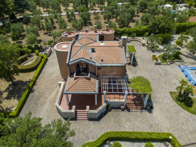 Villa con piscina sita in Viale Dei Gerani 3 - Corato (BA)