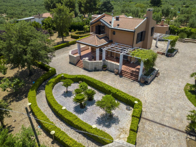 Villa con piscina sita in Viale Dei Gerani 3 - Corato (BA)