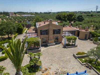 Villa con piscina sita in Viale Dei Gerani 3 - Corato (BA)