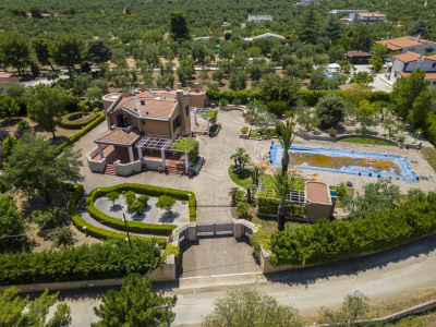 Villa con piscina sita in Viale Dei Gerani 3 - Corato (BA)