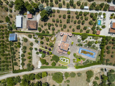 Villa con piscina sita in Viale Dei Gerani 3 - Corato (BA)