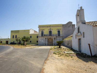 Palazzo storico sito in Strada Statale 96 - Acquaviva Delle Fonti (BA)