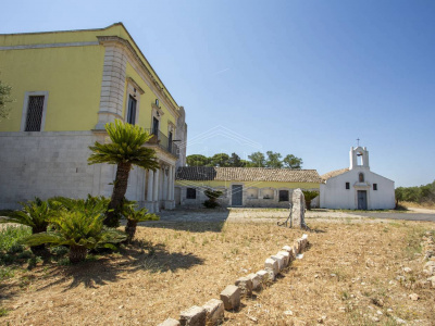 Palazzo storico sito in Strada Statale 96 - Acquaviva Delle Fonti (BA)