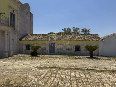 Palazzo storico sito in Strada Statale 96 - Acquaviva Delle Fonti (BA)