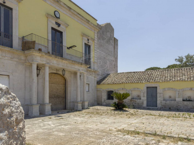 Palazzo storico sito in Strada Statale 96 - Acquaviva Delle Fonti (BA)