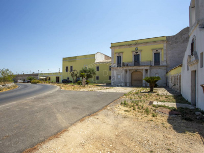 Palazzo storico sito in Strada Statale 96 - Acquaviva Delle Fonti (BA)