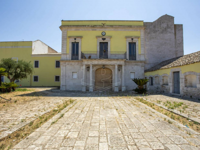 Palazzo storico sito in Strada Statale 96 - Acquaviva Delle Fonti (BA)