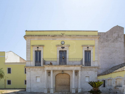 Palazzo storico sito in Strada Statale 96 - Acquaviva Delle Fonti (BA)