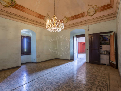 Palazzo storico sito in Strada Statale 96 - Acquaviva Delle Fonti (BA)