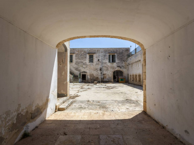 Palazzo storico sito in Strada Statale 96 - Acquaviva Delle Fonti (BA)