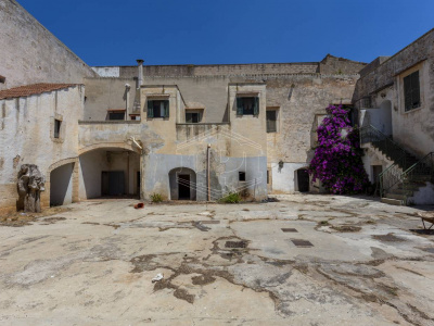 Palazzo storico sito in Strada Statale 96 - Acquaviva Delle Fonti (BA)