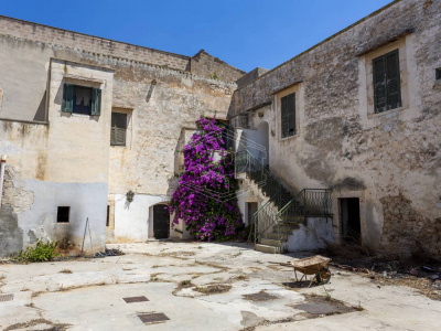 Palazzo storico sito in Strada Statale 96 - Acquaviva Delle Fonti (BA)
