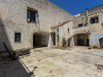 Palazzo storico sito in Strada Statale 96 - Acquaviva Delle Fonti (BA)
