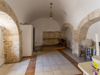 Palazzo storico sito in Strada Statale 96 - Acquaviva Delle Fonti (BA)