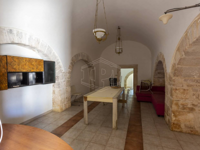 Palazzo storico sito in Strada Statale 96 - Acquaviva Delle Fonti (BA)