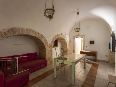 Palazzo storico sito in Strada Statale 96 - Acquaviva Delle Fonti (BA)