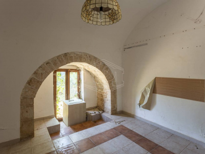 Palazzo storico sito in Strada Statale 96 - Acquaviva Delle Fonti (BA)