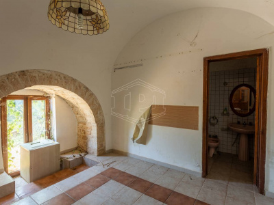 Palazzo storico sito in Strada Statale 96 - Acquaviva Delle Fonti (BA)
