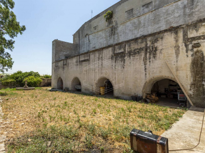 Palazzo storico sito in Strada Statale 96 - Acquaviva Delle Fonti (BA)