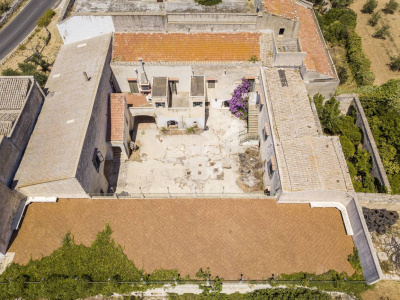 Palazzo storico sito in Strada Statale 96 - Acquaviva Delle Fonti (BA)