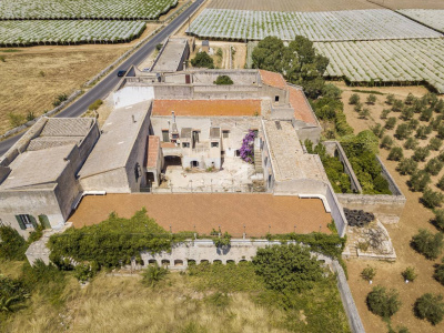 Palazzo storico sito in Strada Statale 96 - Acquaviva Delle Fonti (BA)