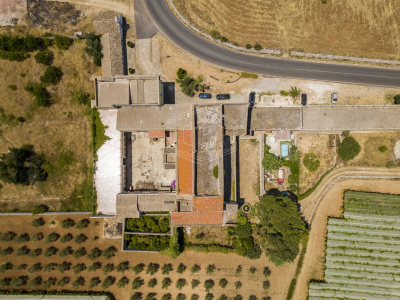 Palazzo storico sito in Strada Statale 96 - Acquaviva Delle Fonti (BA)