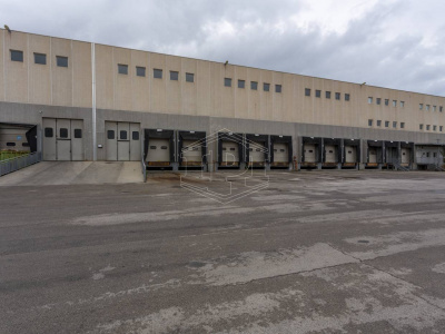 Capannone sito all'interporto in Viale Maestri Del Lavoro - Bari (BA)