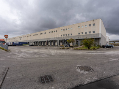 Capannone sito all'interporto in Viale Maestri Del Lavoro - Bari (BA)
