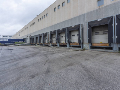 Capannone sito all'interporto in Viale Maestri Del Lavoro - Bari (BA)