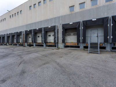 Capannone sito all'interporto in Viale Maestri Del Lavoro - Bari (BA)