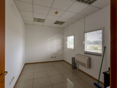 Capannone sito all'interporto in Viale Maestri Del Lavoro - Bari (BA)