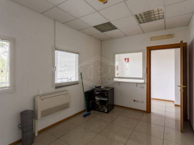 Capannone sito all'interporto in Viale Maestri Del Lavoro - Bari (BA)