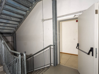 Capannone sito all'interporto in Viale Maestri Del Lavoro - Bari (BA)