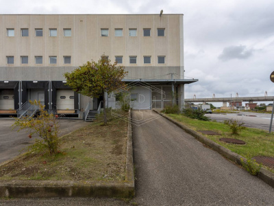 Capannone sito all'interporto in Viale Maestri Del Lavoro - Bari (BA)