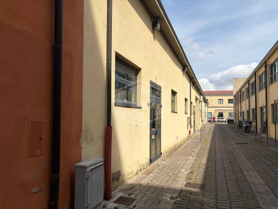 Locale Deposito in Corte Sanac - Porta a Mare (PI)