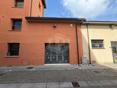 Locale Deposito in Corte Sanac - Porta a Mare (PI)