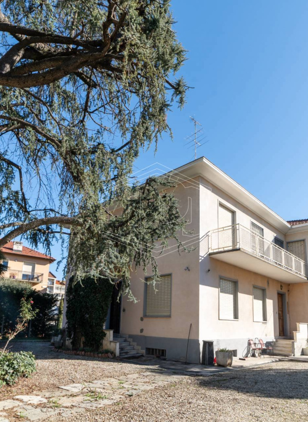Trilocale in Via Bonadonna, Rivoli (TO)