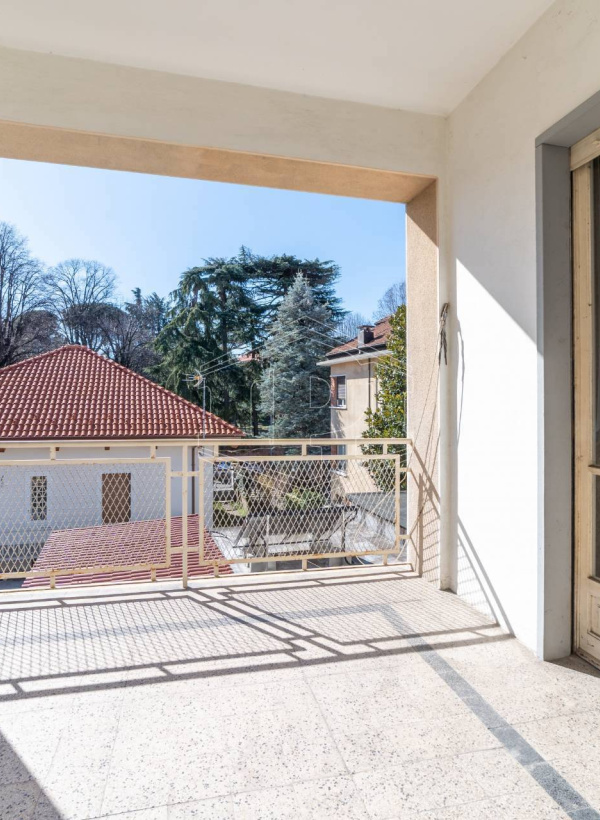 Trilocale con terrazzo in Via Bonadonna, Rivoli (TO)