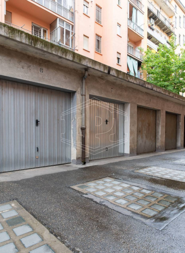 Box auto in Via San Secondo (TO)