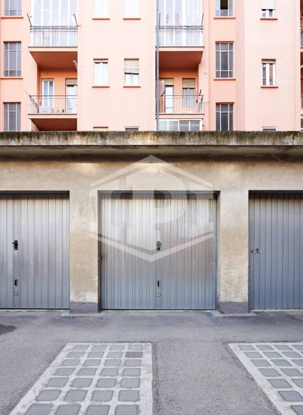 Box auto in Via San Secondo (TO)