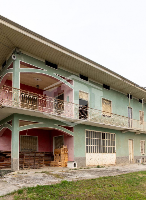 Cascinale con terreno edificabile in Loc. Vastalla, Ciriè (TO)