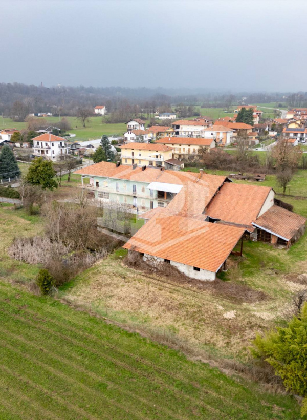 Cascinale con terreno edificabile in Loc. Vastalla, Ciriè (TO)